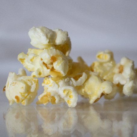Ein Haufen frischer, luftiger Popcornstücke auf einer glatten Oberfläche.
